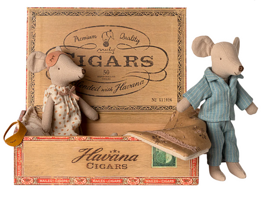Mum & Dad Mice in Cigarbox